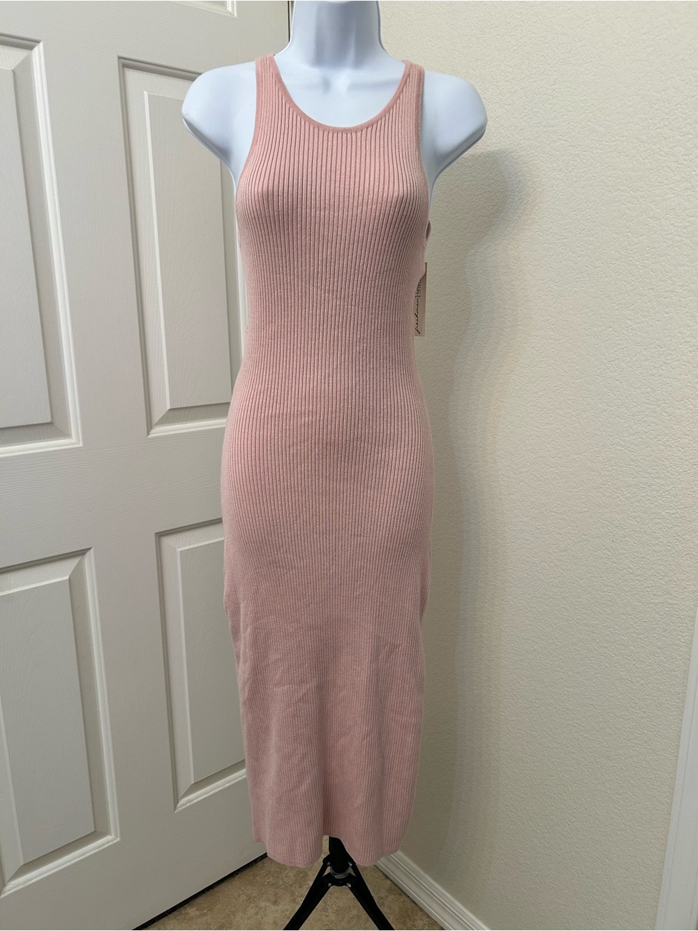 NWT Stunning Sleeveless Ribbed Midi Dress in Dusty Rose 🌹 😍
